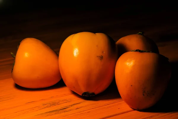 Delicioso Fruto Cáqui Maduro Fundo Madeira Cáqui Sobre Fundo Laranja — Fotografia de Stock