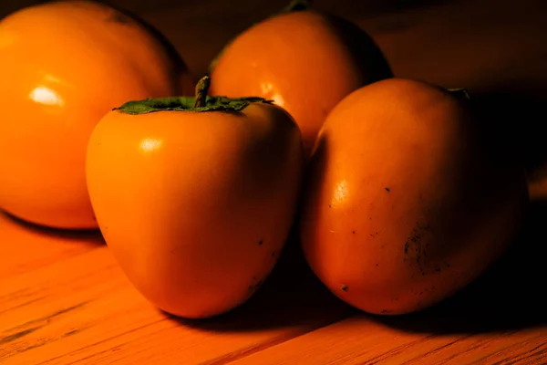 Deliziosi Frutti Cachi Maturi Sfondo Legno Cachi Sfondo Arancione — Foto Stock