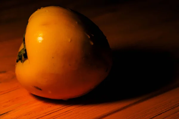木製の背景においしい熟した柿の実 オレンジの背景に柿 — ストック写真