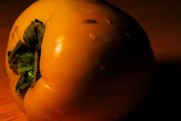 Delicioso Fruto Cáqui Maduro Fundo Madeira Cáqui Sobre Fundo Laranja — Fotografia de Stock