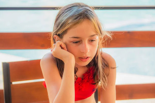 Dívka Dítě Plavkách Bazénu Koncept Odpočinku Dovolené Teenage Girl Bazénu — Stock fotografie
