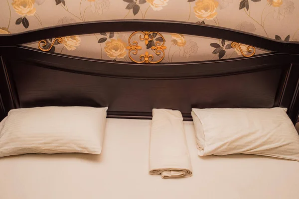 ホテルの部屋にダブルベッド ホテルの部屋でベッド 枕とベッド — ストック写真