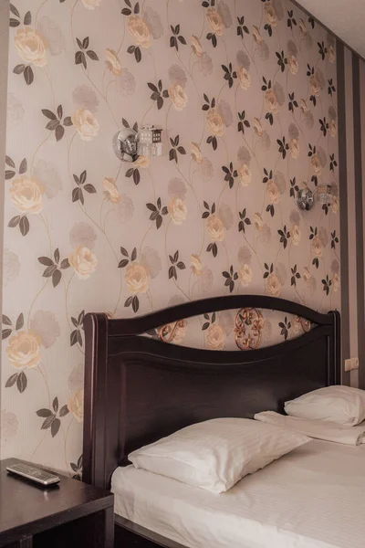 ホテルの部屋にダブルベッド ホテルの部屋でベッド 枕とベッド — ストック写真