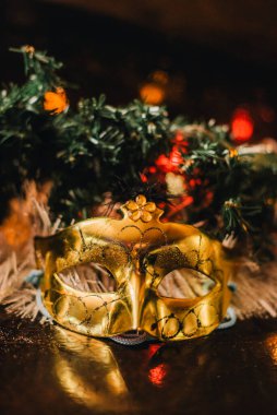Noel zamanı. Noel ağacının yanındaki karnaval maskesi. yeni yıl ağacına yakın maske.