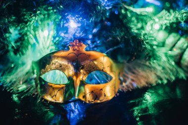 Noel zamanı. Noel ağacının yanındaki karnaval maskesi. yeni yıl ağacına yakın maske.