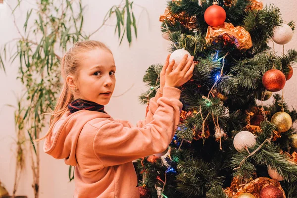 Μικρό Κοριτσάκι Κοντά Στο Χριστουγεννιάτικο Δέντρο Στο Σπίτι Χριστουγεννιάτικο Δέντρο — Φωτογραφία Αρχείου