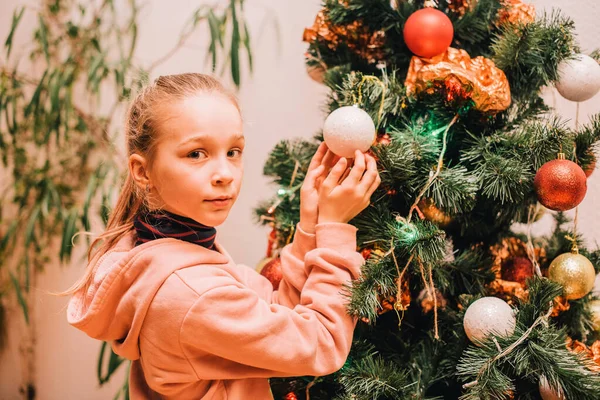 Criança Menina Perto Árvore Natal Casa Natal Adolescente Menina Árvore — Fotografia de Stock