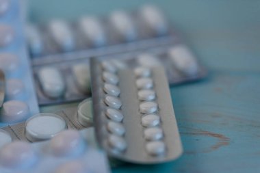 Mavi arka planda haplar, haplar ve kapsüller. İlaç ve sağlık. Mavi arka planda haplar.