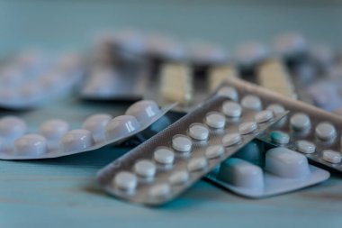 Mavi arka planda haplar, haplar ve kapsüller. İlaç ve sağlık. Mavi arka planda haplar.