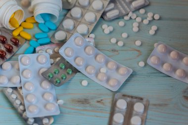 Mavi arka planda haplar, haplar ve kapsüller. İlaç ve sağlık. Mavi arka planda haplar.