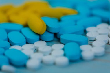 Mavi arka planda haplar, haplar ve kapsüller. İlaç ve sağlık. Mavi arka planda haplar.