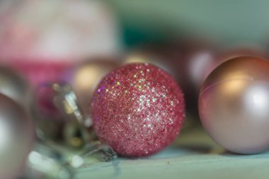 Yılbaşı arifesi. Noel ağacı. Noel ağacı. Noel ağacının altında hediyeler ve oyuncaklar. Süslemeler. Lüks. Yılbaşı oyuncakları Noel ağacı hediyeleri. Renkli fotoğraf. Yeni Yıl