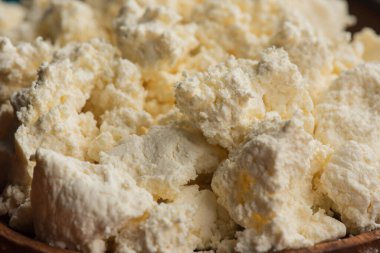 Kırsal ahşap tabakta süzme peynir. Ahşap tabakta süzme peynir. Mayalanmış süt sağlıklı yiyecek