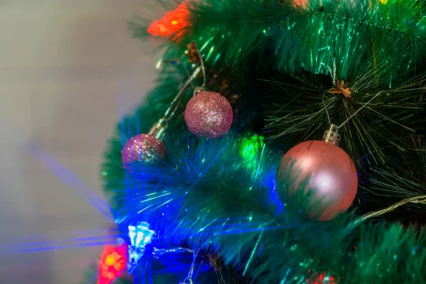 新年的内部 圣诞树 圣诞树 圣诞树下的礼物和玩具 新年玩具圣诞树礼物 带着色的照片 农历新年 — 图库照片
