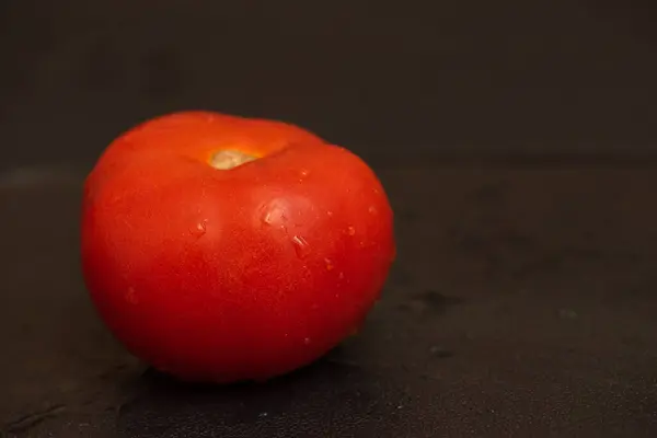 Tomate Vermelho Sobre Fundo Preto Tomate Sobre Fundo Preto Produtos — Fotografia de Stock