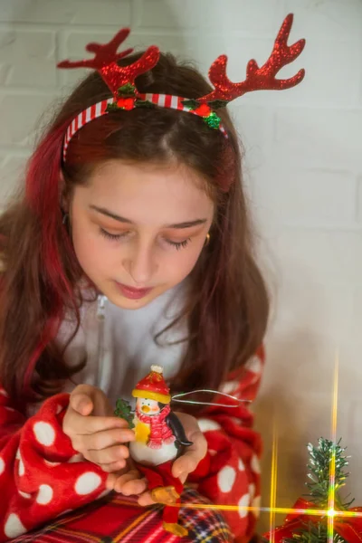 Πορτρέτο Του Χαρούμενος Κορίτσι Κοιτάζοντας Διακοσμητικό Μπάλα Παιχνίδι Από Χριστουγεννιάτικο — Φωτογραφία Αρχείου