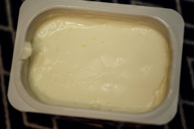 Masanın üstünde doğal yoğurt.