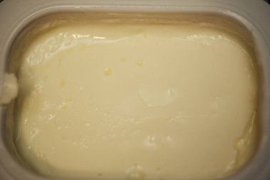 Masanın üstünde doğal yoğurt.