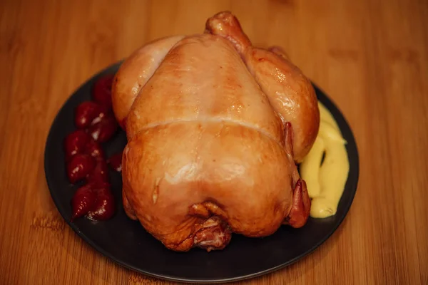 食品の概念有機 黒板の上で鶏の燻製を — ストック写真