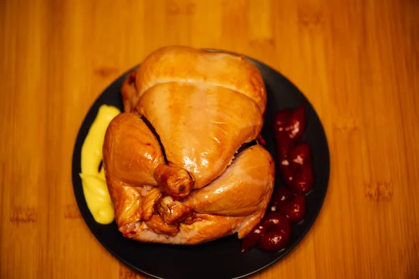 Έννοια Τροφίμων Οργανική Καπνιστό Κοτόπουλο Μαύρο Πιάτο — Φωτογραφία Αρχείου