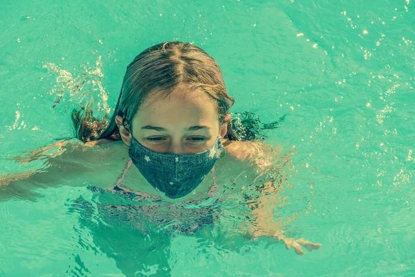 Joven Adolescente Con Máscara Protectora Dentro Piscina Concepto Impacto Del —  Fotos de Stock