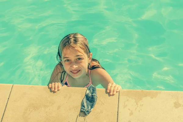 Joven Adolescente Con Máscara Protectora Dentro Piscina Concepto Impacto Del —  Fotos de Stock