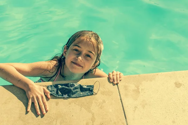 Joven Adolescente Con Máscara Protectora Dentro Piscina Concepto Impacto Del —  Fotos de Stock