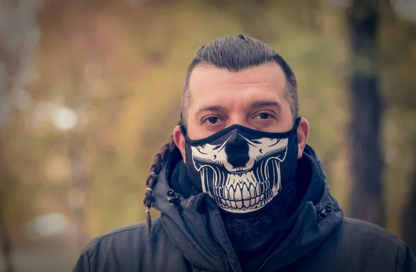 Mann Winterkleidung Auf Der Straße Mit Medizinischer Gesichtsmaske — Stockfoto