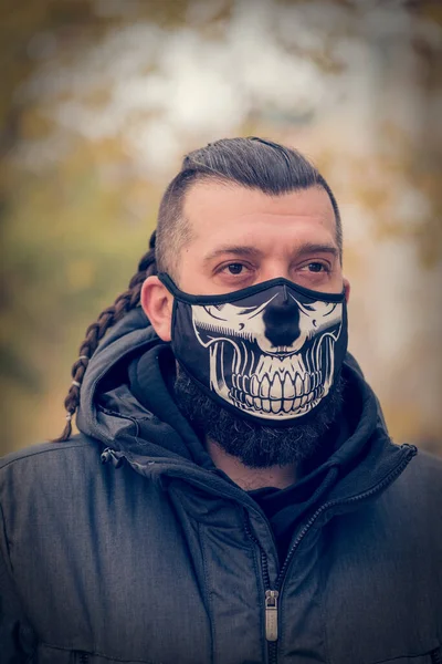 Mann Winterkleidung Auf Der Straße Mit Medizinischer Gesichtsmaske — Stockfoto