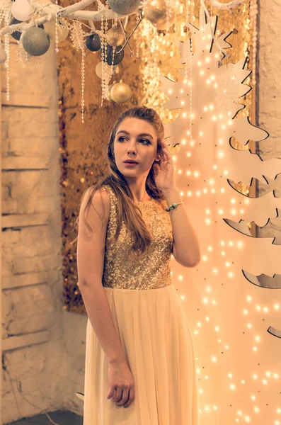 Férias Acolhedoras Menina Vestido Brilhante Fundo Natal — Fotografia de Stock