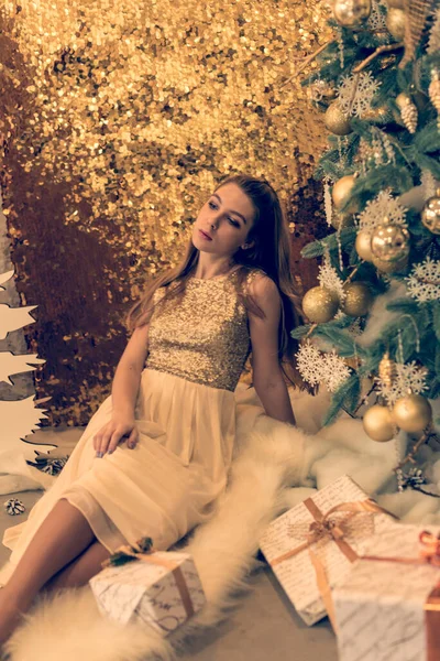 Férias Acolhedoras Menina Vestido Brilhante Fundo Natal — Fotografia de Stock