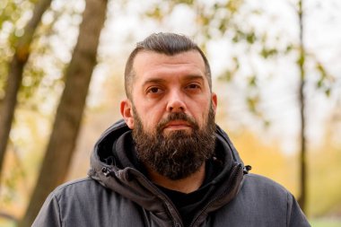 Sokakta gri ceketli sakallı bir adam. Bir adamın portresi. Sakallı adam..