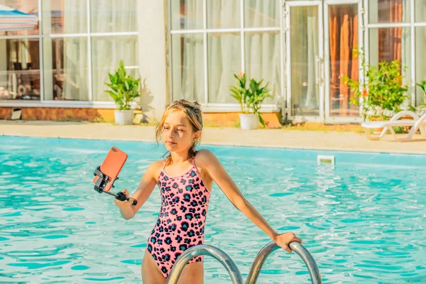 Meninas Bonitas Hora Verão Menina Fato Banho Férias Adolescente Menina  fotos, imagens de © kapinosova #432253304