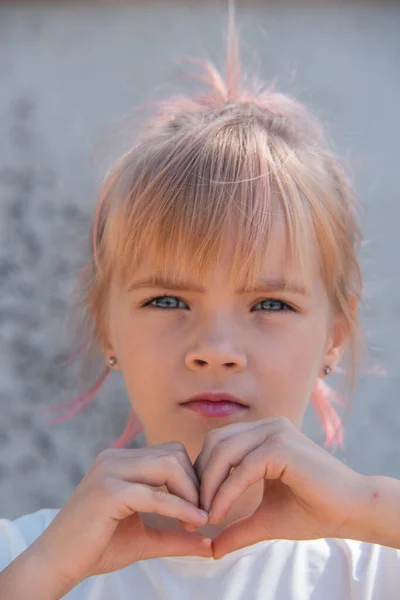 Mädchenporträt Outdoor Porträt Von Niedlichen Kleinen Mädchen Sommertag Mädchen Mit — Stockfoto