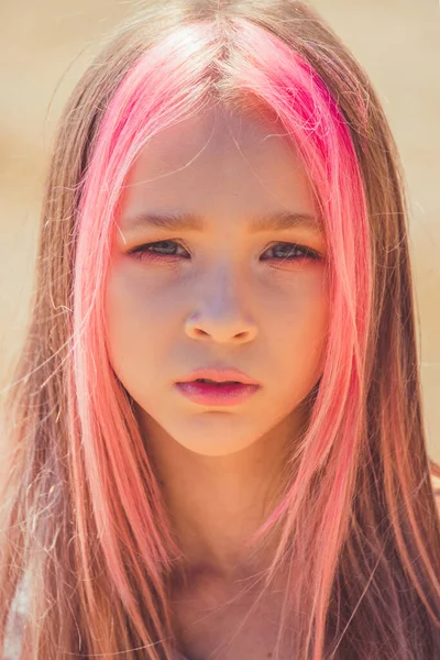 Mädchenporträt Outdoor Porträt Von Niedlichen Kleinen Mädchen Sommertag Mädchen Mit — Stockfoto