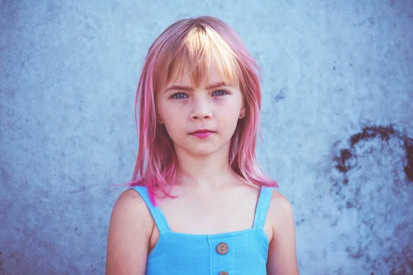 Dívčí Portrét Venkovní Portrét Roztomilé Holčičky Letním Dni Dívka Růžovými — Stock fotografie