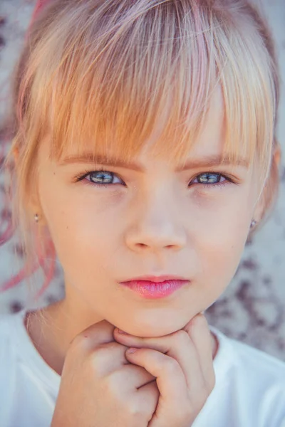 Dívčí Portrét Venkovní Portrét Roztomilé Holčičky Letním Dni Dívka Růžovými — Stock fotografie