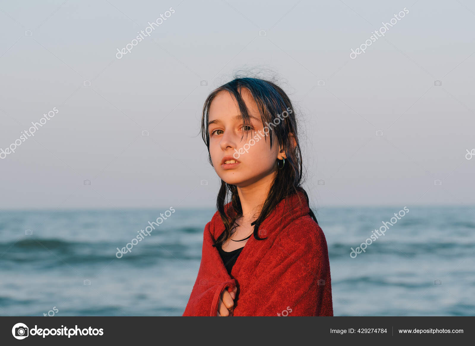 Linda garota em idade escolar com coloração de cabelo na moda. retrato  positivo. menina de 9 a 11 anos