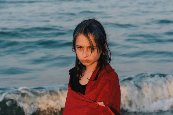 Adolescente Dans Une Serviette Près Mer Coucher Soleil Une Fille — Photo