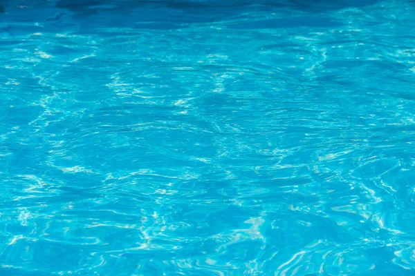 プールの水だ 青い水のテクスチャ波を閉じます 背景として使用できます — ストック写真