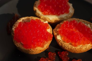 Havyarlı sandviç mi? Kutlama atıştırmalığı. Tereyağlı sandviç ve kırmızı havyar.