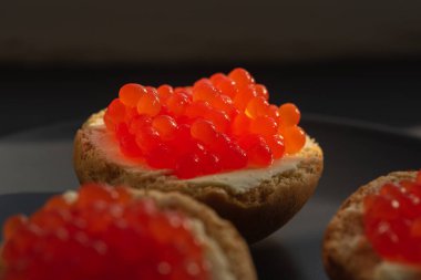 Havyarlı sandviç mi? Kutlama atıştırmalığı. Tereyağlı sandviç ve kırmızı havyar.