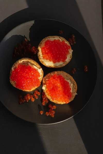 Sandwich Con Caviale Spuntino Celebrativo Panino Con Burro Caviale Rosso — Foto Stock