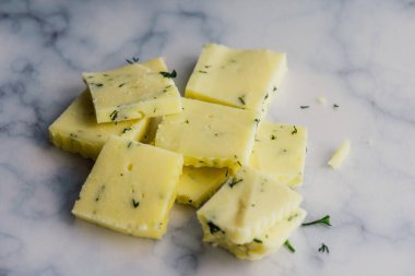 Otlu peynir parçaları var. Üst Manzara. Peynir. Düz yatıyordu