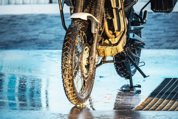 Motocyklowa Myjnia Samochodowa Serię Zdjęć Motocyklista Myje Motocykl Myjni Samochodowej — Zdjęcie stockowe