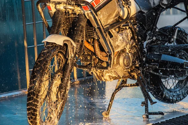 Sebuah Seri Foto Pengendara Sepeda Motor Mencuci Sepeda Motornya Tempat — Stok Foto