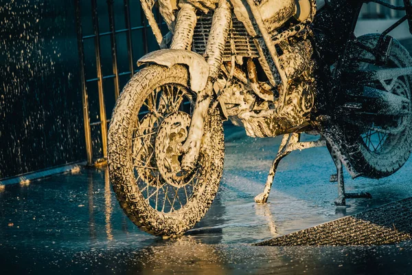 Série Lavagem Motos Lavando Uma Motocicleta Uma Lavagem Carro Pôr — Fotografia de Stock