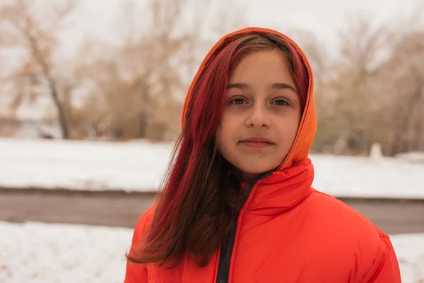 Een Meisje Een Fel Oranje Warme Jas Meisje Een Oranje — Stockfoto