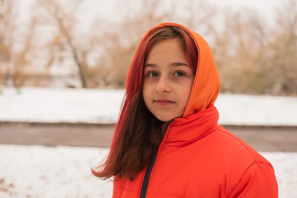 Dívka Jasně Oranžové Teplé Bundě Dívka Oranžové Bundě Sněžném Počasí — Stock fotografie