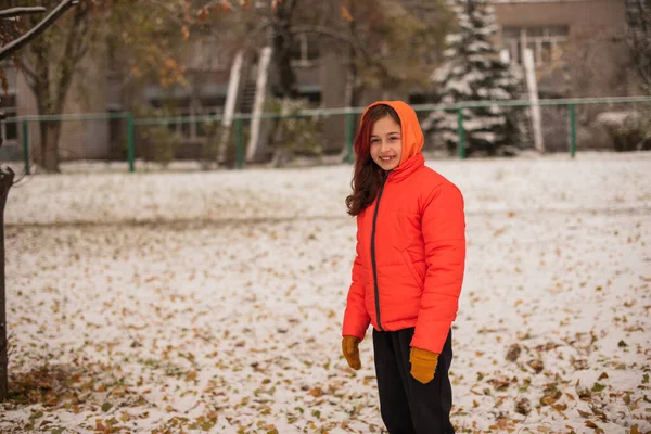 Uma Menina Uma Jaqueta Quente Laranja Brilhante Menina Casaco Laranja — Fotografia de Stock